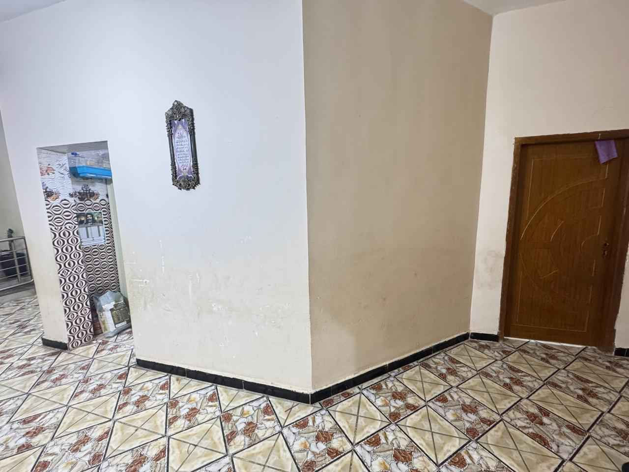 يعلن عقارات الخيث توفر بيت للبيع. 
مساحته 200م 
مكان: باب الهوى شارع ابو حامد في بدايت السوگ. 
يحتوي على غرفتان وصاله ومطبخ وحمامات و ديوانيه +غرفه صغيره طابق الثاني. 
الطابو صرف زراعي. 
موقعه قريب على سوگ ومرتب. 
سعره: 120 وقابل للتفاوض 

♦للتواصل واتساب: *********** البصرة, العراق
