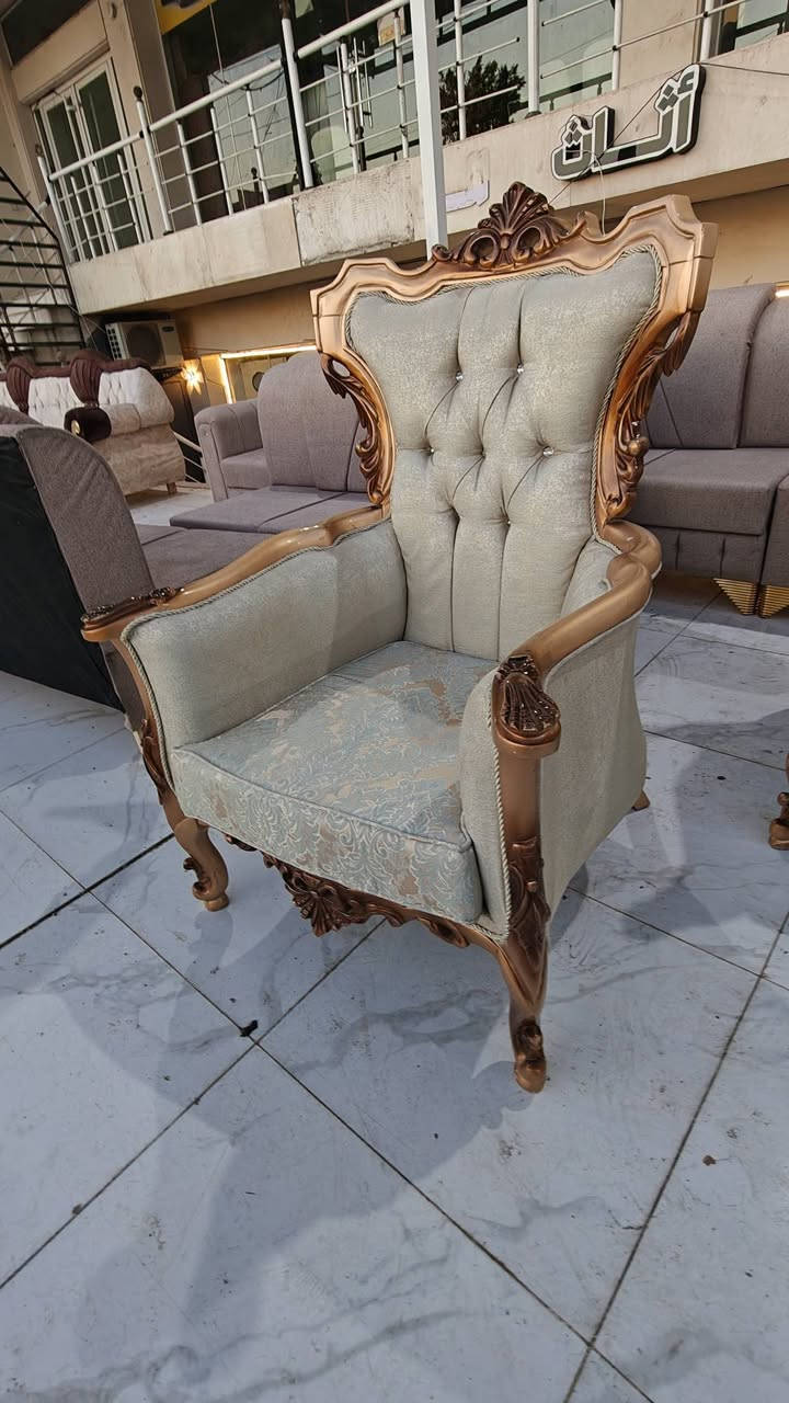 طخم رئاسي كلاسيك تركي مستعمل نظيف جدا جدا جدا 
خشب زان الاصلي موديل حديث 10 نفرات 
مع ميز وسطي وطلبات نظافة تقريبا 99% 
للطلب والاستفسار يرجى زيارة موقعنا في الموصل سايدين القادسية الاولى قرب جامع علي بن ابي طالب مقابل ملعب الأمواج أو الاتصال على الارقام التاليه 
***********
***********
***********
