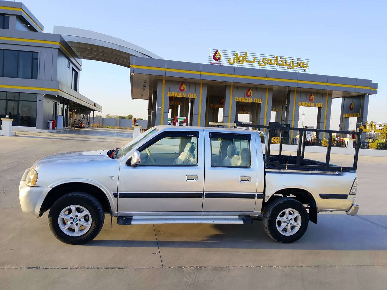 السلام علیک 
پیکاب سۆلار مۆدێل 2005
مەکینە بەخاخ زۆر تنو تۆڵە 
مەنەفێستە جام کارەبا 
سعری 32معامەلە شوێن کەلار سمود موشتەریت وەرە چات یان تێل بکە ***********
