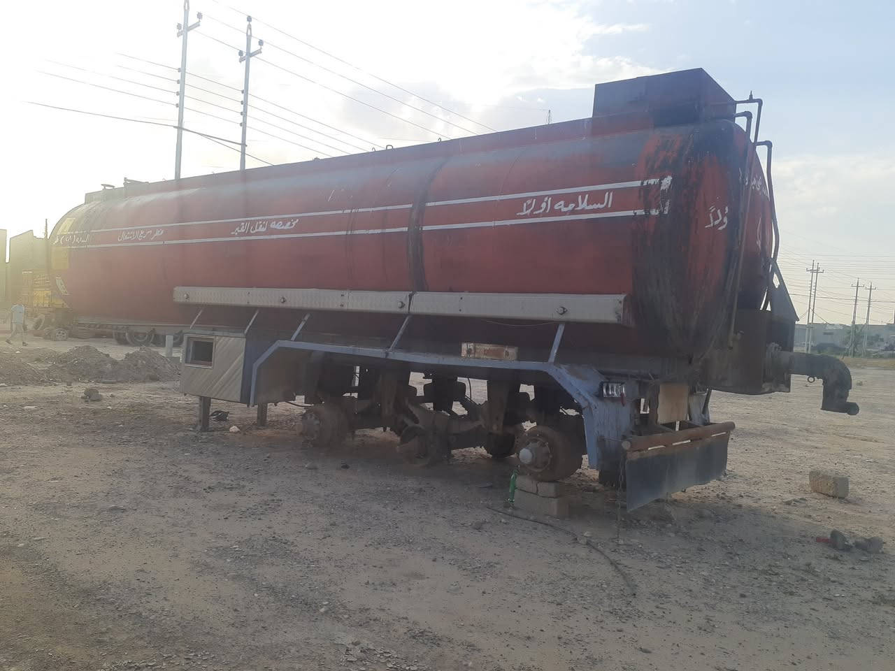 السلام عليكم تانكي فوزلة بلادي ٣ دناكير بدون تاير ويل حمولة ٣٠ طن اسفلت السعر 45 ورقة و بي مجال
***********
