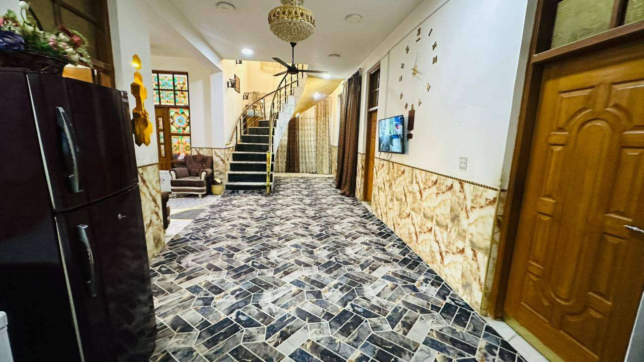 ✨دار لـلـبيـع✨

 الــمـوقــع : - حلة، ناحية ابي غرق، حي الحسين. خلف  مجمع ارض بابل الطابق الواحد 

الـمـساحــه : ٣٠٠م
………………………………
نــــوع الـعـقـار : طــابـو صــرف  

بناء سنة (٢٠١٦)

الـــواجـــهـــه : ١٥م
الـــــنـــزال : 20 م 

الـمنـطـقـه كـافـة الـخـدمــات
……………………………… 
حــالـة الـعـقـار :  بناء طابوق

 طـابـقين 

   يـحـتـوي عـلـى (٤) غـــرف نــوم - هــول  - مـطـبخ - استقبال 
مـجـمع صـحيـات 
………………………………
الـســعـر : خاص
*********************
مكتب الصادق الأمين للعقار 
نـستـقـبل جـمـيع الـعروض الـعـقاريـه ↪️
بـيع -شـراء - تـعـقيب - إجـازة بـناء - إفـراز- رهـن 
*********************
للأسـتفـسار او الأتـصـال ↪️
 📞***********
📞 ***********
