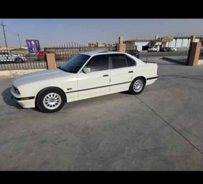 525 موديل 91 
محرك كبس شقل الشركه 
گير عادي 
 مصبوغة جماليه عام 
 جامات الاماميات كهربائي 
جامات الخلفي هندر 
 تنته هندر 
 تبريد ثلج 
تواير اربعه جديده كشانه جلد لون ابيض واسود 
السعر 45 ورقة 
أو يرهم مراوس بسيارة 
اذا اكو موديل  8 فما فوق  للاستفسار الاتصال على الرقم 
***********

 ابو گلوش كركوك, العراق
