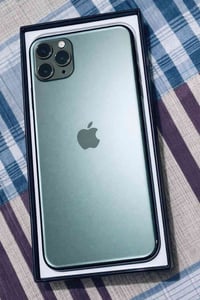 ايفون ١١ برو ماكس ذاكره ٢٥٦  نضافه فوف جديد  سعره ٢٨٥ نهايته  باقي الت...