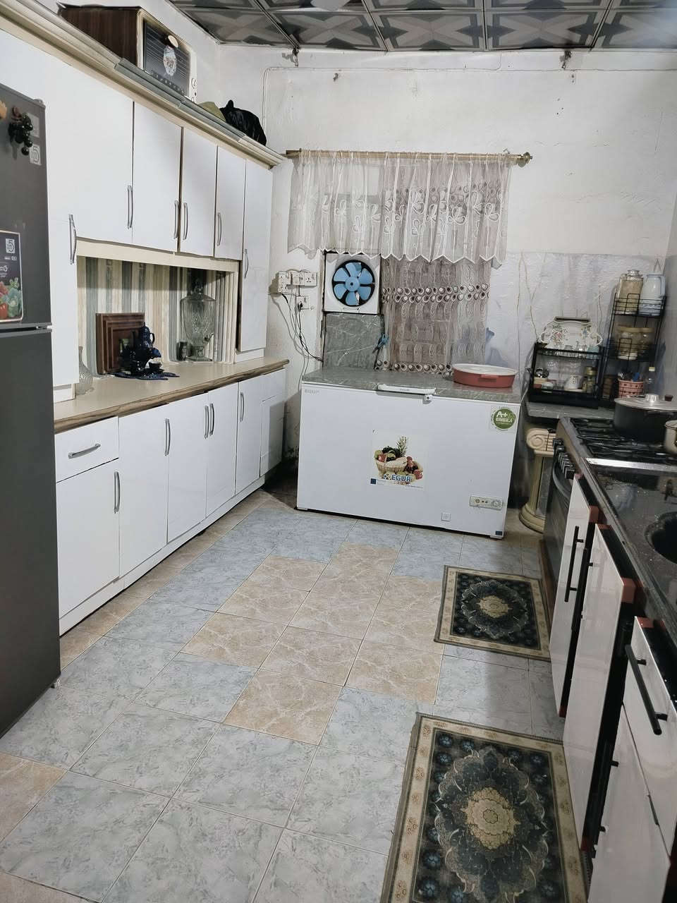 السلام عليكم بيت #للبيع مساحه 220 مكون من ثلاث غرف وصاله كبيره ومطبخ واستقبال وكراج سياره وحديقه وصحيات خارجيه يكون ع شارع تبليط ومقابل مدرسه الورده البيضاء الابتدائية ومتوفر كافه الخدمات  ديوانيه حي العسكري السعر اتفضل خاص رقم***********
