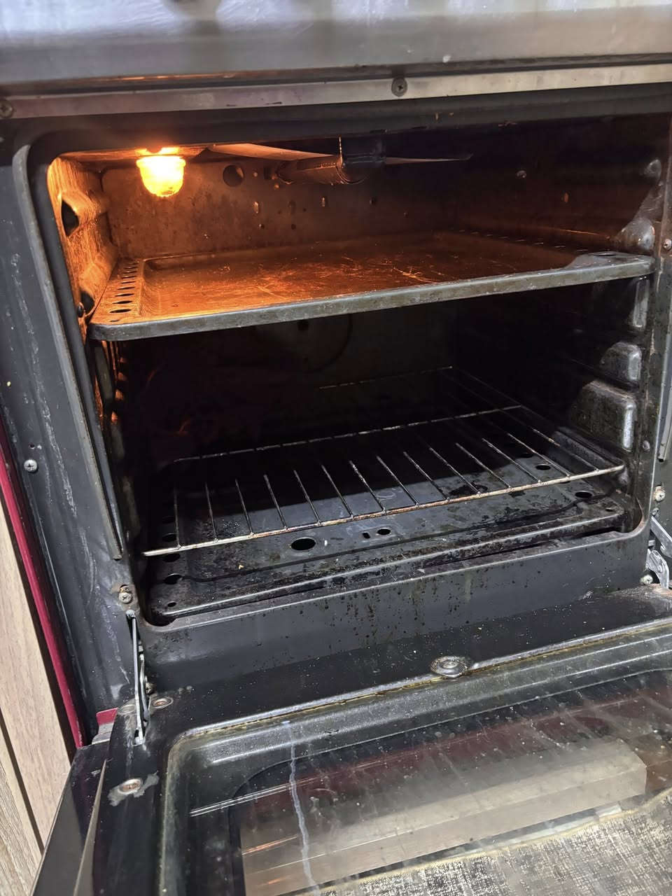 طباخ اربع عيون مستخدم نار زرقاء وعيون كلها شغالة والفرن شغال شرط 
السعر ١٧٥ الف وبيه مجال بسيط
بس الشراي يتصل بالرقم
 ‭٠٧٧٧ ١٤٨ ٣٩٨٨
