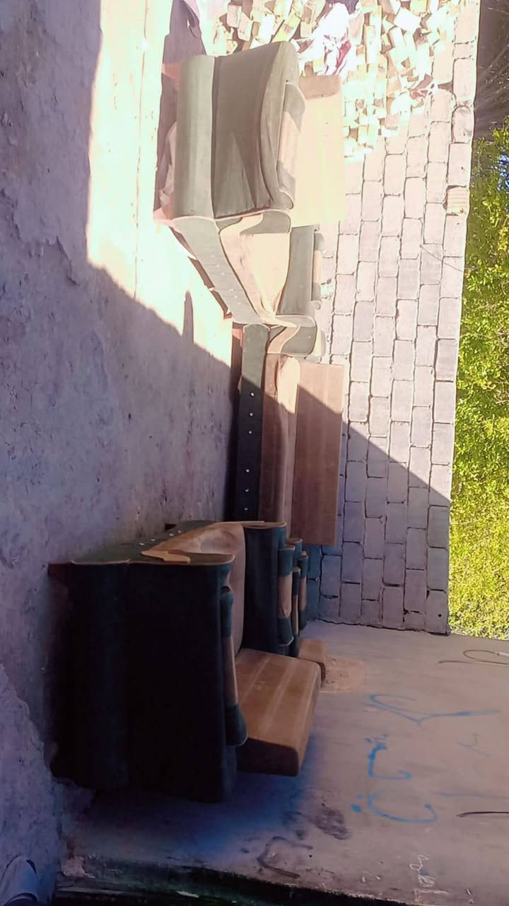 سلام عليكم عندي تخم مستعمل للبيع 11 مقعد خشبه أصلي مستعجل على بيعتا.. المكان حله بابل مقابل المجمع السكني  .. السعر أتصل على الهاتف 📞***********
