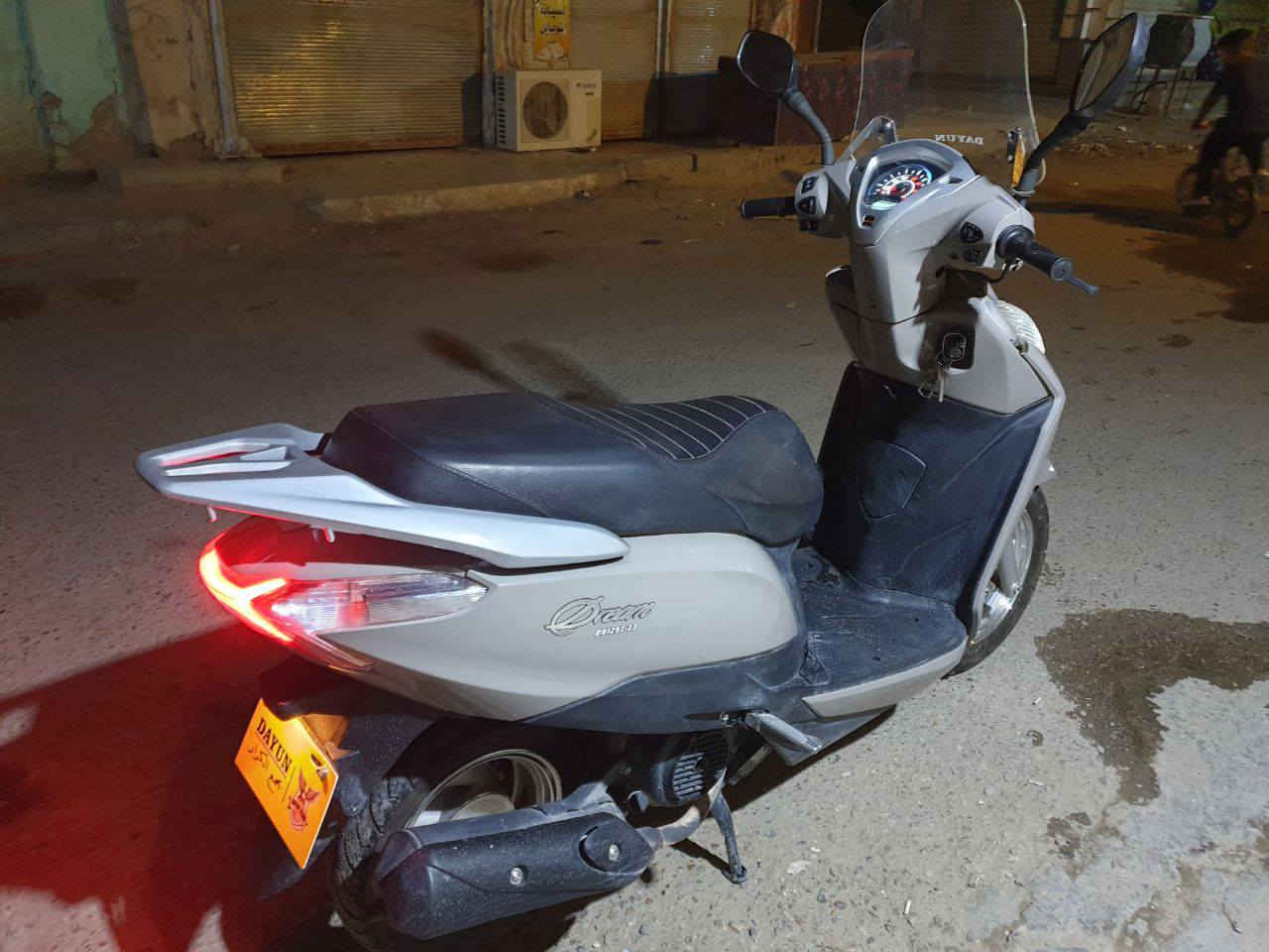 دايون  هندي
محرك 125سيسي 
سرعه 140 
لون سمنتي مميز وحيد 
مامفتوحه
كهربائيات شغاله كله 

سعر مليون و150 وبيه مجال 
*********** 
واتساب             ناصريه مركز
