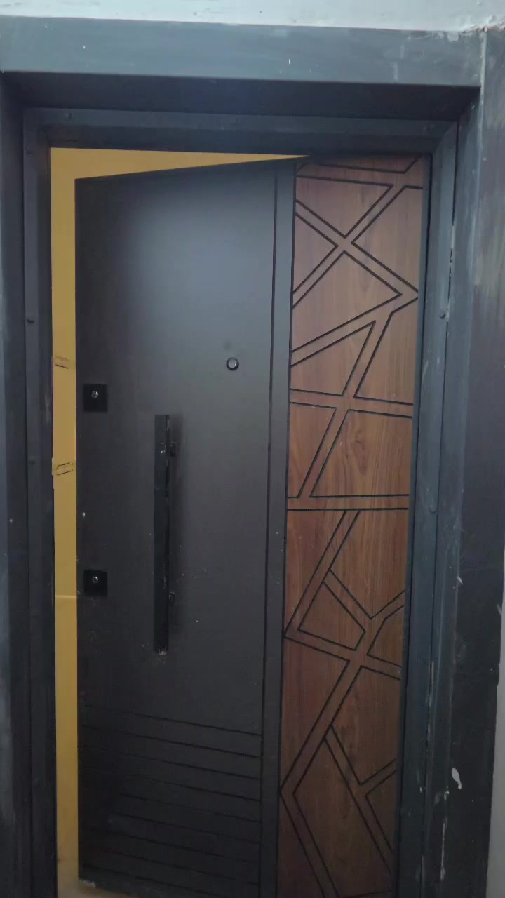 🔥🔥 فرصة لا تتكرر – شقة سوبر ديلوكس للبيع 🔥
📹 شاهد الفيديو لتتعرف على تفاصيل الشقة وإكسائها الفاخر واتساع الغرف.
للبيع شقة فخمة جداً بإكساء جديد بالكامل ضمن عمارة حديثة، جاهزة للسكن فوراً، ومناسبة لكل من يبحث عن الراحة والفخامة.
📍 الموقع: كوباني – جنوب وبالقرب من المستشفى الألماني
📐 المساحة: 145 م²
🛣 الشارع: 12 متر
🏡 التقسيم:
• أربع غرف ومنافع
• جميع الغرف واسعة ومريحة
✨ مميزات الشقة:
✔️ سقف كامل جبس بورد بتصميم عصري
✔️ أرضية بورسلان فاخر
✔️ مطبخ أمريكي أنيق وفخم
✔️ حيطان الغرف معجون بالكامل بتشطيب ناعم
✔️ إكساء حديث بالكامل
✔️ البناء جديد ونظيف
💎 شقة مميزة من حيث المساحة الواسعة والإكساء الفاخر والموقع الجيد.
💬 السعر على الخاص للجادين


**إذا كنت صاحب هذا الإعلان وتريد حذفه لأي سبب، رجاءا أرسل رسالة إلى الدعم الفني**