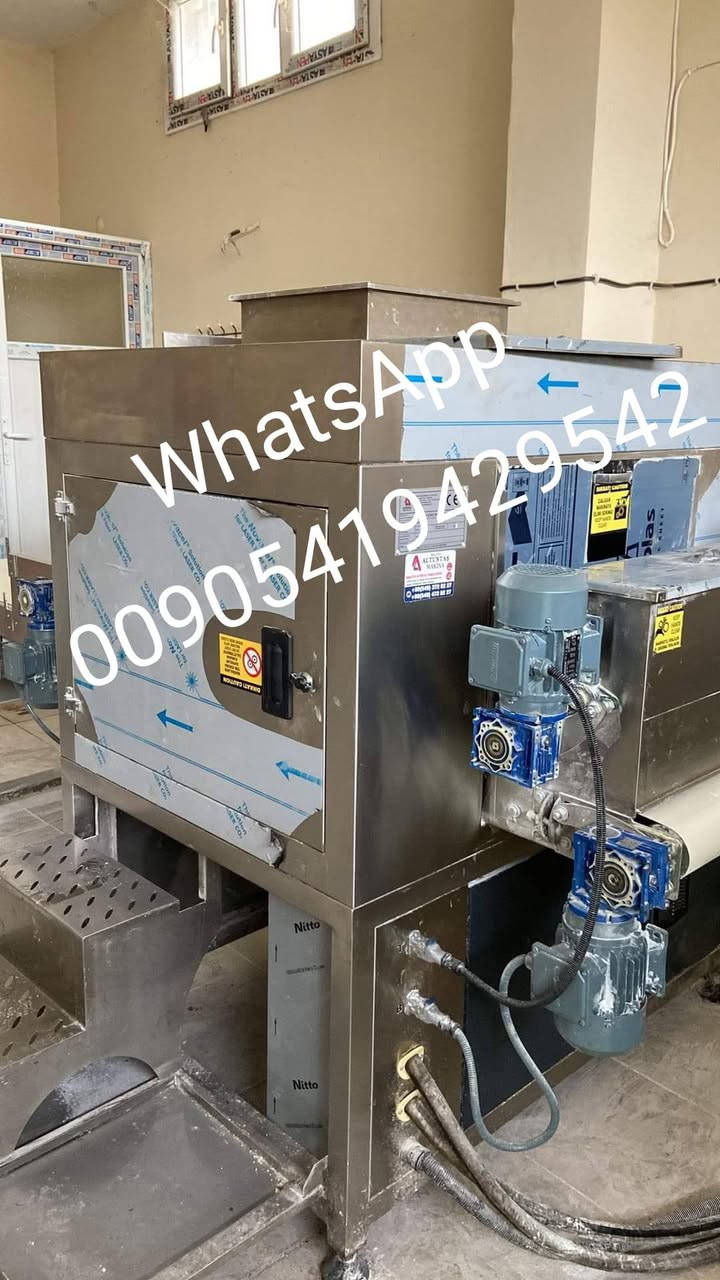 🔹 آلة إنتاج رقائق الحلويات
 مستخدمة بحالة ممتازة 
موديل 2017 مجددة بالكامل ضمان عام واحد 
آلة متطورة مخصّصة لإنتاج رقائق الحلويات بجودة عالية وكفاءة إنتاج ممتازة، مناسبة للمصانع والمشاغل المتوسطة والكبيرة.
⚙️ المواصفات الفنية:
صناعة تركية أصلية 
نظام تشغيل أوتوماتيكي بالكامل
إمكانية إنتاج رقائق بسماكة دقيقة تبدأ من 0.01 مم حتى 4 مم
تحكم كامل بسماكة الرقائق وكمية النشاء المستخدمة
تحتوي على خزانين نشاء:
الخزان الأمامي لتغذية الرقائق بالنشاء
الخزان الخلفي لتغذية خط السير بالنشاء
عرض الرقائق: 55 سم
القدرة الإنتاجية: 150 كغ في الساعة
استهلاك الطاقة: 3 كيلو واط في الساعة
نظام كهرباء: 380 فولت – 3 فاز
❄️ نظام التبريد:
مزودة بخط تبريد مباشر على السلندر
يحافظ على متانة الرقائق
يمنع التشققات ويضمن منتج نهائي متجانس وعالي الجودة
🖥️ سهولة التشغيل:
التحكم الكامل عبر شاشة لمس حديثة
تحتاج إلى عامل واحد فقط للتشغيل
تصميم عملي يسهّل الصيانة والتنظيف
📦 الأبعاد والوزن:
الطول: 300 سم
العرض: 130 سم
الارتفاع: 180 سم
الوزن: 1250 كغ
🛡️ الضمان والخدمات:
ضمان لمدة سنة 
إمكانية التركيب والتشغيل في موقع العميل
تدريب كامل على استخدام المكنة
جاهزة للتصدير إلى جميع أنحاء العالم
تواصل واتس اب 00905419429542
#حلويات #بقلاوة #رقائق #أفران #مخابز #معجنات #مخبز #معدات #عتاد #صناعة #تجارة


**إذا كنت صاحب هذا الإعلان وتريد حذفه لأي سبب، رجاءا أرسل رسالة إلى الدعم الفني**