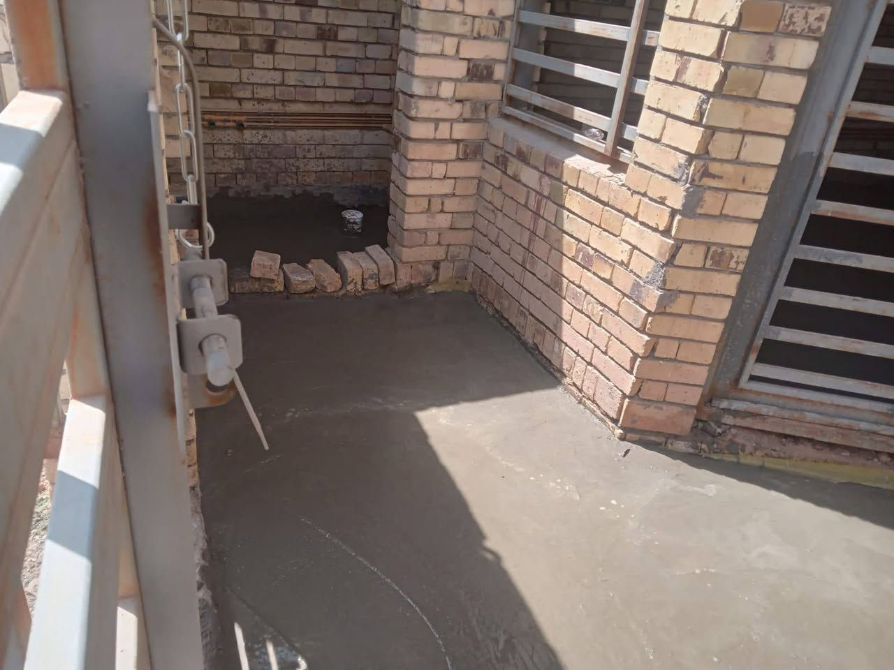 السلام عليكم عمال لفرش السبيس وحدله ولتنظيف انقاذ المنازل والاصاب ارضيه المنزل للاستفسار صنع الرقم***********.
