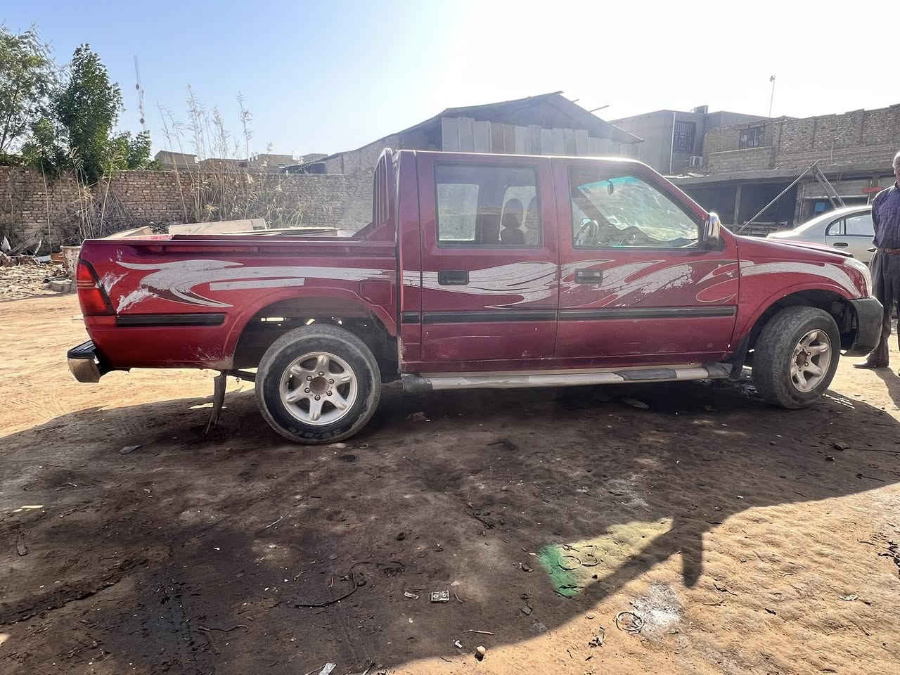 سلام عليكم ورحمه الله هاي السياره مديل ١١باسمي مصفره من الهيئه والغرامه حداديه جديده ونضافت السياره كدامكم نقصه فقط حصيره مال البدي بيه خياس ‭٠٧٨٠ ٣٤٠ ٧٩٥٠‬ سعره ٤٣وبيه مجال
