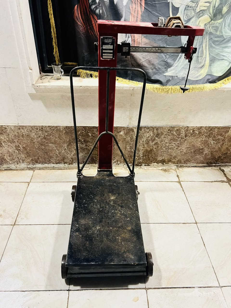 ميزان 300 كيلو انكليزي اصلي مضبوط عالمليم السعر 225 واتساب *********** مكانه بغداد هو وعياراته كامله
