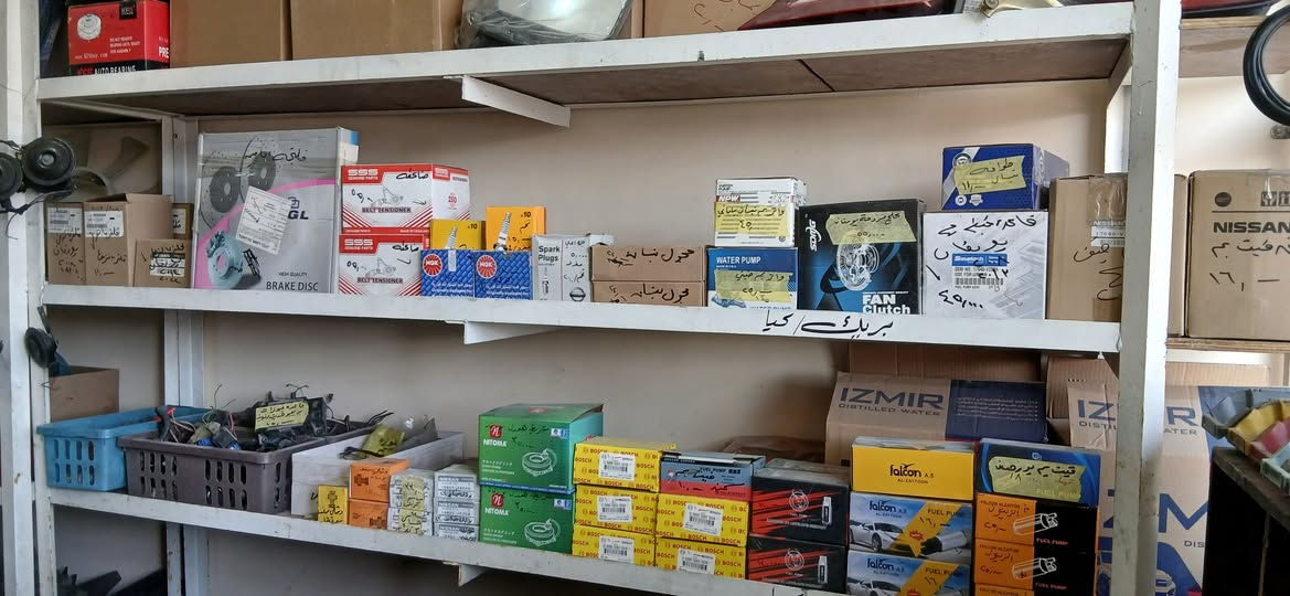 محل بيع أدوات احتياطية لسيارات ( كيا ، نيسان،  فتون ) للبيع لعدم التفرغ والكائن في المنطقة الصناعية في العبيدي مقابل بانزين خانة العبيدي بالقرب من جامع العبيدي. المساحة ٢.٥ م × ٧ م للاستفسار والسعر الاتصال على الهاتف( *********** ).
