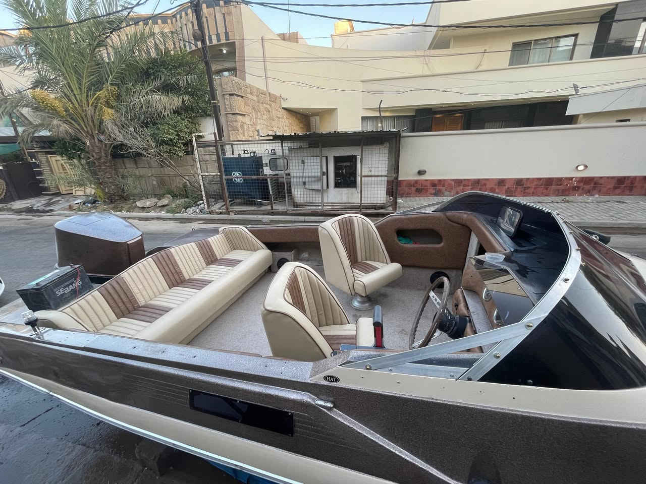 سلام عليكم للبيع زورق جدا نظيف مع محرك 200 ياماها شغال وجاهز  دوشمه وكهربائيات درجة اولى وغرفه شخصين بس بدون عربه سعر مناسب 65$ اتصل وتدلل ***********
