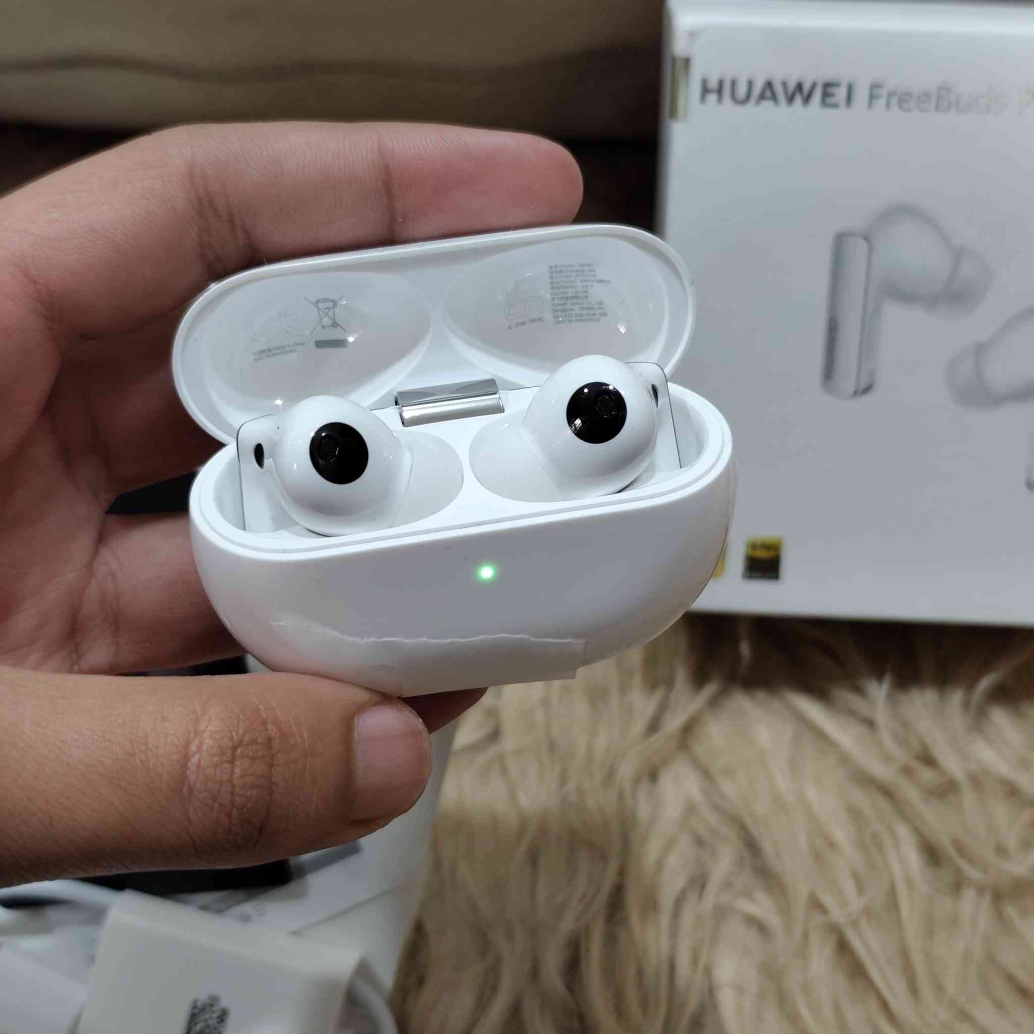 HUAWEI FreeBuds Pro 3
جديدة لوك غير مستعملة و اصلية 
(الصور خاصة بالسماعة نفسها)
【محرك مزدوج فائق السمع】تم ضبط سماعات فري بودز برو 3 من هواوي بدقة حتى آخر التفاصيل لضمان تجربة استماع ممتازة، وذلك بفضل إعدادات المحرك المزدوج فائق السمع، معززة بمصفوفة هالباخ باستجابة عابرة عالية، ومكبر صوت باس جهوري فائق 11 ملم من المؤكد أنه سيثير إعجابك. وبفضل تقنية التقاطع الرقمي، يمكن أن يرتفع الصوت إلى 48 كيلوهرتز أو ينخفض على طول الطريق إلى 14 هرتز دون أن يفوتك أي إيقاع.
【صوت نقي 2.0】لا ينبغي أن يكون أي اتصال قريب على الإطلاق — لهذا السبب يوجد صوت نقي 2.0 للحفاظ على الضوضاء العالية والحشود الصاخبة بعيدًا عندما تكون على الهاتف مع أحبائك. استمتع بالتقاط صوت أفضل 2.5 مرة أثناء المكالمات الصوتية والفيديو، بفضل مستشعر التقاط الصوت بالتوصيل العظمي (VPU) المعاد تصميمه والذي يبقى ثابتًا بالقرب من أذنيك - ولا تفقد صوتك أبدًا مما يمنح صوتًا لأفكارك.
【خاصية إلغاء الضوضاء النشطة الذكية 3.0 ANC】تعمل خوارزمية إلغاء الضوضاء المتكيفة بتقنية الذكاء الاصطناعي المحدثة لخاصية إلغاء الضوضاء النشطة الذكية 3.0 جنبًا إلى جنب مع نظام إلغاء الضوضاء الهجين ثلاثي الميكروفون، لتحديد وحساب الضوضاء داخل الأذن وخارجها بدقة في الوقت الفعلي، وبالتالي تخصيص تأثيرات إلغاء الضوضاء وفقًا للظروف في الوقت الفعلي.
【معادل ثلاثي التكيف】ما عليك سوى الاستماع كما يحلو لك، وستبدأ خوارزمية معادل الصوت التكيفية الثلاثية للحفاظ على كل نغمة ولحن وضبط حقيقي. تكتشف الخوارزمية مستوى الصوت وشكل قناة الأذن وحالة الارتداء في الوقت الفعلي، وتطبق مستوى الصوت الأمثل وإعدادات معادل الصوت، بحيث تكون الموسيقى المفضلة لديك دائمًا جاهزة للتشغيل!
【معتمدة من HWA والصوت عالي الجودة لاسلكي】تدعم سماعات هواوي فري بادز برو 3 برامج الترميز L2HC 2.0 وتقنية الصوت اللاسلكية LDAC، وهي معتمدة من قبل كل من HWA والصوت عالي الجودة لاسلكي لتقديم صوت عالي الدقة مليء بالنغمات والنصوص، مما يسمح لمعدل نقل الصوت بالوصول إلى 990 كيلوبت في الثانية.

متوفر توصيل لكل العراق 🇮🇶


**إذا كنت صاحب هذا الإعلان وتريد حذفه لأي سبب، رجاءا أرسل رسالة إلى الدعم الفني**