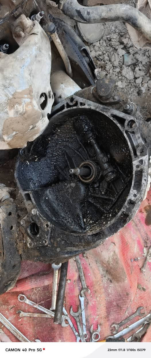 كير ومكينه تنقص وخمس تايرات هنه وال وياله حجم 13 للبيع ***********
