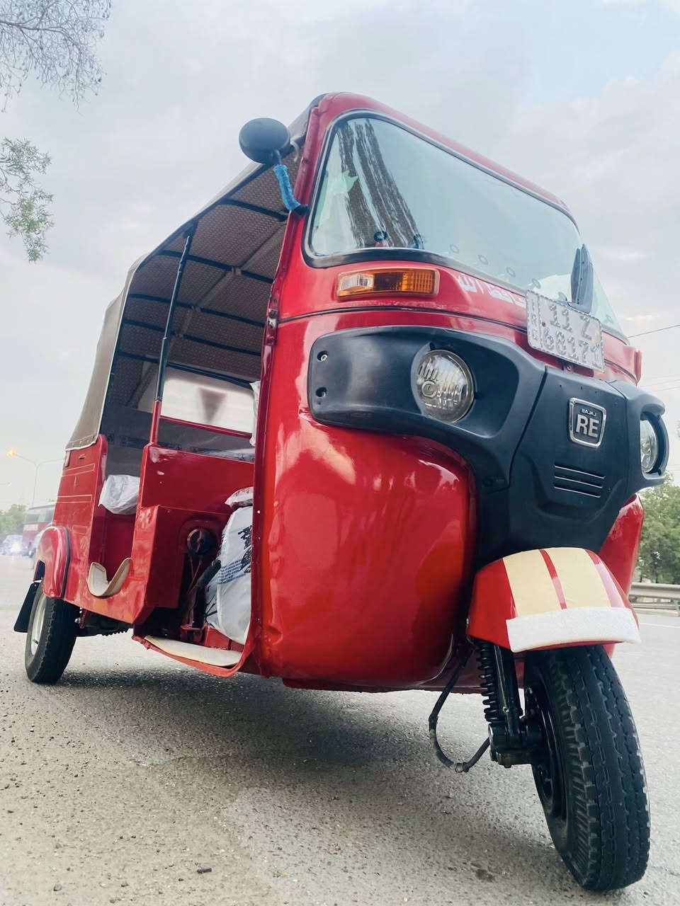 السلام عليكم تكتك موديل ١٧ معمره تعمير عام مصبوغه جماليه مابيه اي نقص مكينه مال موديل 20 بل جيس مرقمه رقم او سنويه تحويل ثاني يوم سعره 5 او ربع ٢٥٠ تواصل *********** عنوان بغداد حي العامل البياع مراوس حسب قناعه
