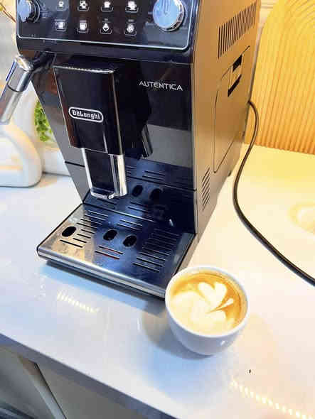 اخواني عندي مكينه قهوه  ماركه ديلونجي 
مستخدمه شي كلش قليل مجرد فحص  
 بيها طاحونه ولمس فول مواصفات بخار 
للبيع موجود توصيل 🚚 
***********
