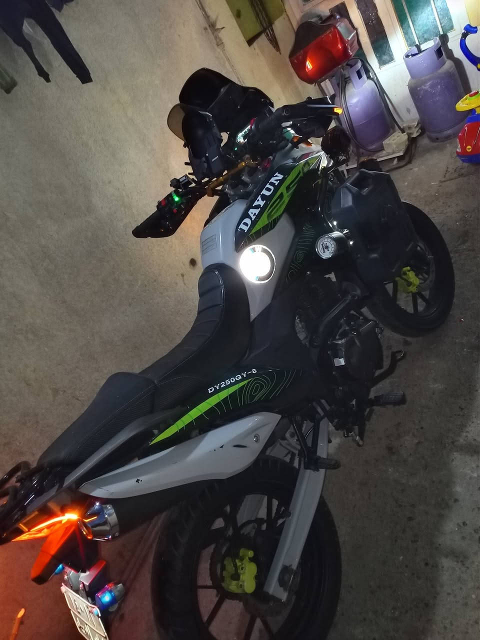 السلام عليكم دراجه دايوان نفنجر دراجه مال جناي وياله وتايرات لاتي مكاني مدينت الصدرالورفلي عيني سعر قفل 3وربع مبدل تايرات بس تايرات كلفتني600 تعبان عليه مطالع بيه هواي تجي تفحصه رقم ربيل هاذ رقم***********بس الشراي موشراي االايدخللي
