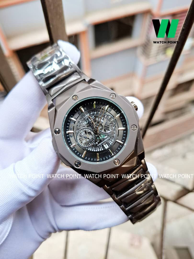 ساعة هوبلو (Hublot) بتصميم عصري جريء
​تجمع هذه الساعة بين الفخامة الرياضية والتصميم الهندسي المبتكر. تتميز بميناء هيكلي (Skeleton) يكشف عن تفاصيل الحركة الداخلية المعقدة، مما يمنحها مظهراً تقنياً فريداً.
​الهيكل: تصميم مسدس الزوايا بلمسة فضية مطفية (Matte Finish) مع البراغي الظاهرة التي تعكس هوية الماركة.
​السوار: معدني متصل بتصميم هندسي مريح يتناسب مع معصم اليد بانسجام.
​الإطلالة: خيار مثالي لمن يبحث عن ساعة "فريدة" تلفت الأنظار وتناسب المناسبات الرسمية والكاجوال الفاخرة
السعر :


**إذا كنت صاحب هذا الإعلان وتريد حذفه لأي سبب، رجاءا أرسل رسالة إلى الدعم الفني**