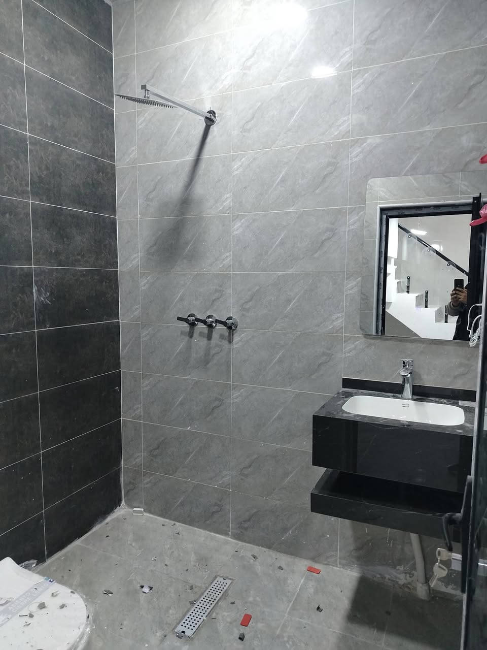 السلام عليكم 
بيت مساحة 50 متر الواجهه 4.35 م والنزال 12 م
تسليم مفتاح موقع مميز 
حي الأعلام ضهر سنتر الأعلام 
شارع هادىء ومرتب 
البيت بناء درجة أولى يحتوي على حمامات عدد اثنين 
وغرفتين وصالة ومطبخ 
يحتوي المنور على شلال

والاستفسار راسل صفحه او اتصل على رقم التالي
***********
