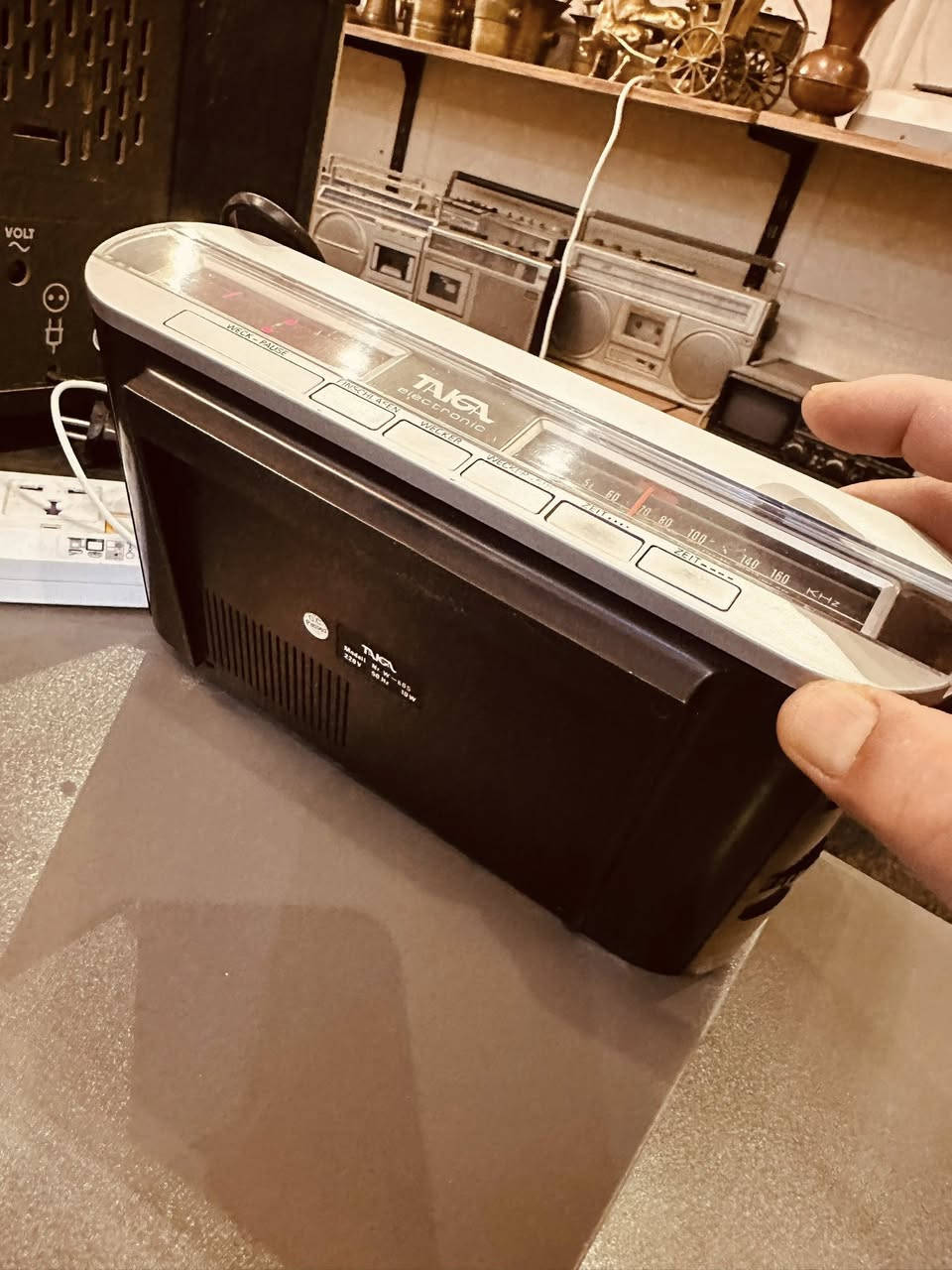 راديو الماني بساعة منبه   من نوع "Taiga electronic"، يتميز بتصميمه الخشبي الكلاسيكي وشاشة عرض رقمية. AM/FM 
*********** واتساب المحل في السليمانية يوجد توصيل
