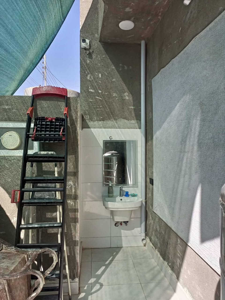 سلام عليكم بيت للبيع في خانقين  مساحه ٢٠٠م حي العمال خلف بازاري الوند البيت يتكون من غرفتين نوم هول استقبال مطبخ حار بارد البيت كله مغربي نظام دكت بناء حديت تواليت داخلي او خارجي بي تواليت غربي مطلوب اسكان 42مليون ينزل من السعر سعر البيت 135بي مجال اتصال على رقم *********** /***********بي واتساب
