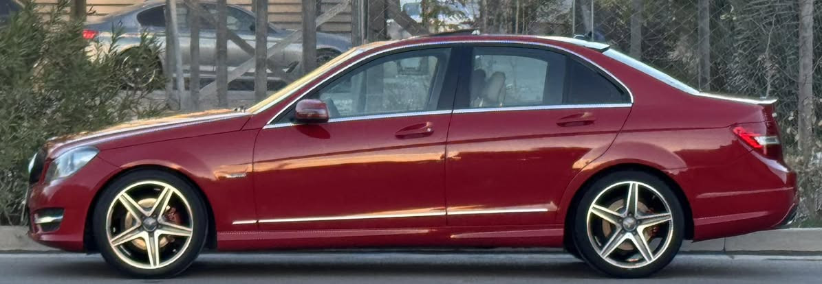 Mercedes C300 2012 مارسدس سي
لون مميز / ماشيه 132 الف ميل 
وارد امريكي ضررها بسيط كلش 
صبغ 3 قطع فقط بدون دواخل 
المواصفات فول 1/1 : 
- محرك 3000 عقل الفوك المرغوب
- فتحة سقف SunRoof 
- شاشة وسائط و شاشة معلومات
- كاميرا خلفية
- داخل لون بيجي مطعم ب صاج
- شفتات ستيرن تبترونك
- كشنات جلد تحكم كهرباء
- كشنات خزن Memory
- كشنات تدفئة 
- تبريد قطعتين منفصل
- اشارة بالمري 
- ستيرن تحكم كهرباء
- زراك لايت
- حساسات اماميه 
- ماوس تحكم شاشة
- سستم صوت هارمن HarmanKardon
- ثلاث وضعيات قيادة Sport
الاضافات عليها كت كامل اي ام جي
- مازدات مع بك لايتات AMG 
- دوسات و دعاميات AMG
شرط السيارة صاروخ 
ترايها يخبل و لا غلطه و ميحتاجلها مصرف
تخم تاير جديد و صدرها لوك و التبريد ثلج
السعر 143 ورقه بيها مجال 
عنواني بغداد الكرخ
***********
***********
