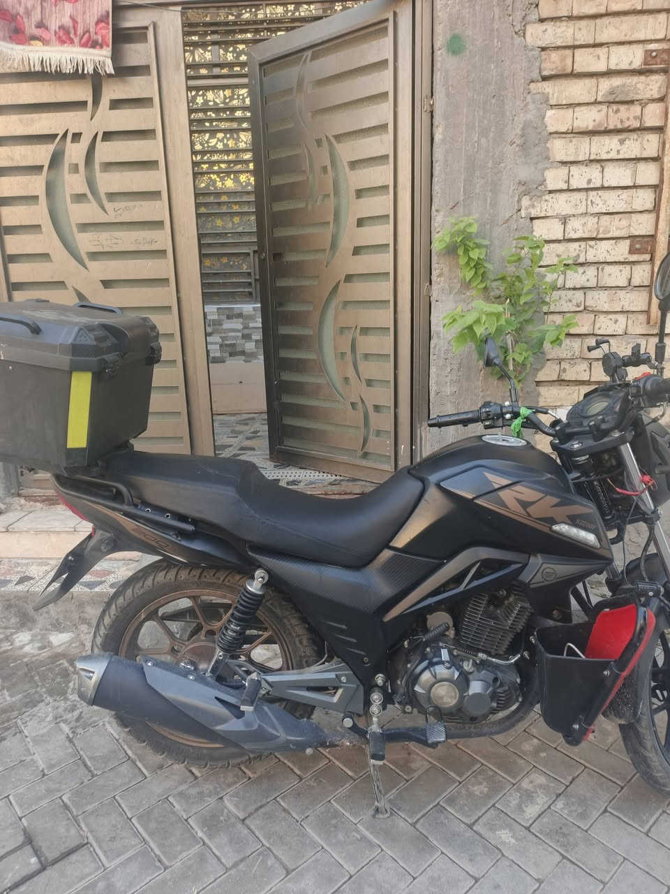 دراجة RK موديل 2025
📍 الموقع: بغداد – مدينة الصدر
🗓️ مشتريها بشهر 3 
رقمها اربيل 
💰 سعر الشراء كان: 3 ملايين
🚨 البيع الآن بسبب ظرف طارئ
💸 السعر المطلوب: مليون و700 
الدراجه كلش حلوه وتفيد أهل دليفريه 
للتواصل /***********
