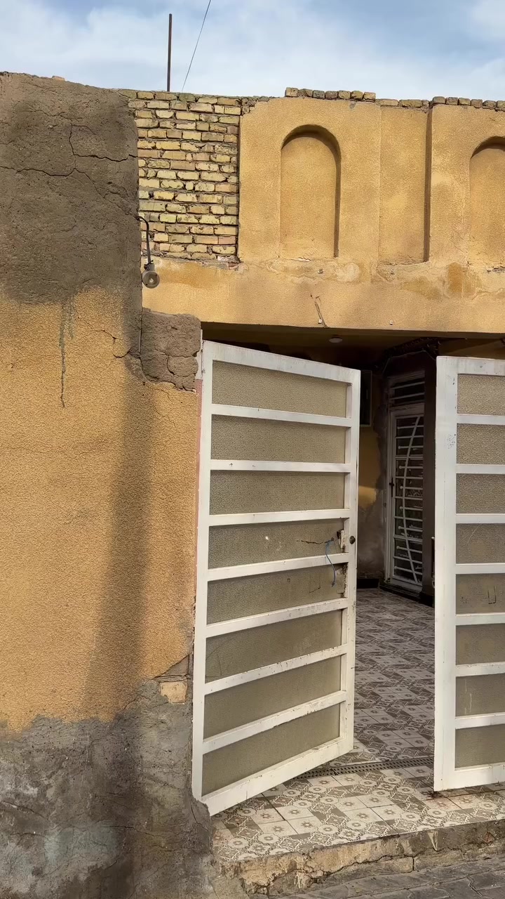 السلام عليكم 
بيت مساحة 200 متر في داموك  على شارع 6 
الواجهة 10 
النزال 20 
يتكون من طابقين 
الطابق الأول غرفتين نوم + مطبخ + استقبال  4في 8+ صحيات داخلية وخارجية 
الطابق الثاني معزول 
ايضاً غرفتين نوم + مطبخ وصحيات 
السطح شتايگر 
السعر 170 وقابل للتفاوض 
***********
