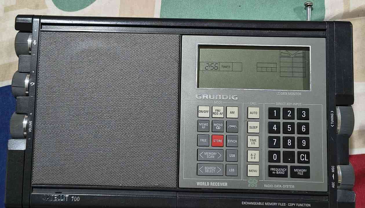 للبيع راديو كراندك ستلايت 700
نظافة 95 بالمية . صوت نقي وسحب حلو . وياه محولة وكتلوك .
السعر المطلوب 300 الف . مكاني بغداد .
موبايل ***********
