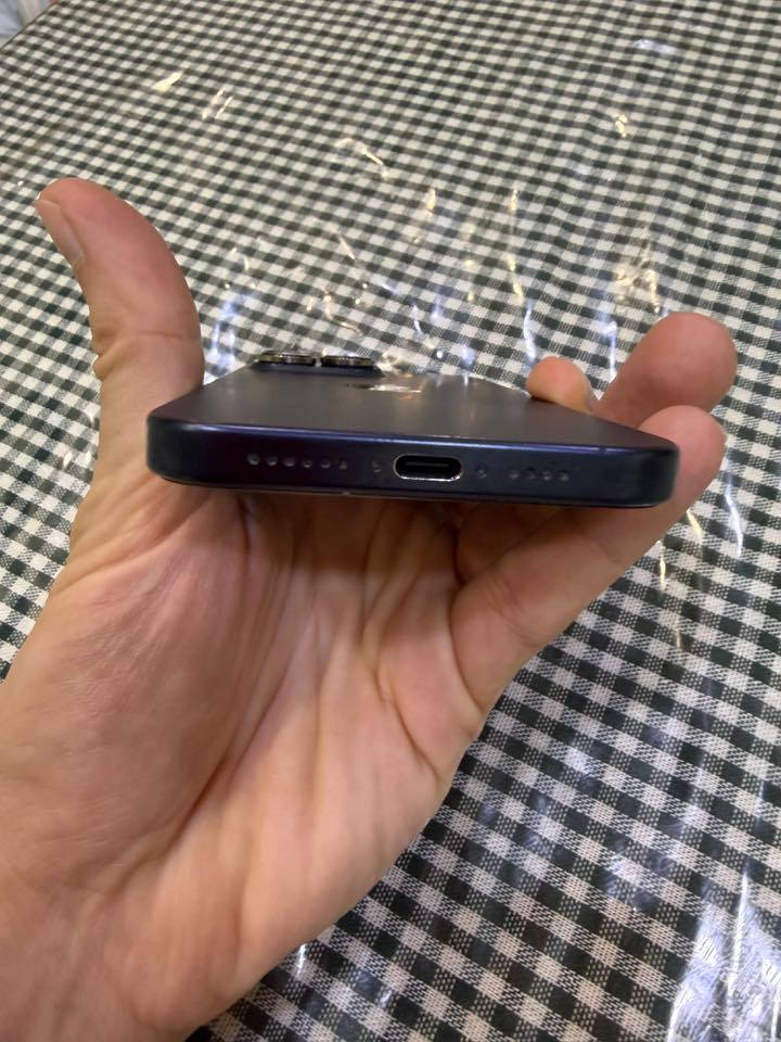 السلام عليكم
i phone 📱 15 pro max 

مستخدم نظيف جدا مكفول من الفتح والتبديل والشخط

 لون ازرق

البطارية 90% 

 ضمان ماستر شرق اوسط  ( شريحة فعلية) 

الملحقات : 

باكيت

كفر ماك سيف اصلي 

كفر حمايه كامره

السعر //// مليون و 50 الف 

بغداد / الدوره 

***********
