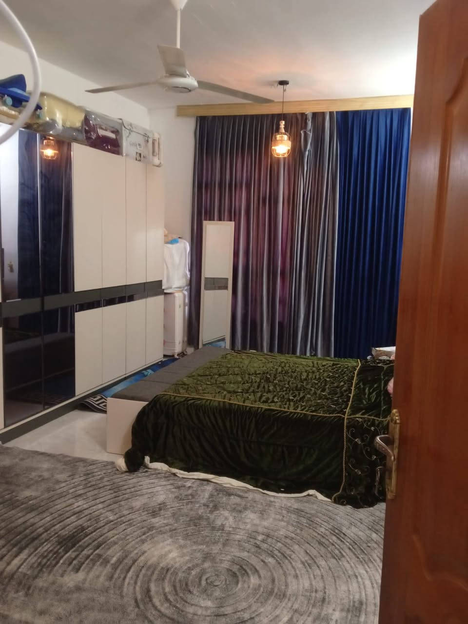 سلام عليكم يتوفر بيت مساحة ٣٠٠ متر يتكون من ٦  غرف وصاله ومطبخ وصحيات داخليه وخارجيه  طابو ملك صرف 
بيت بناء حديث  العنوان حي الإنتصار المربع اول مقابل مستشفى حماد شهاب قبل مرور الحسينيه ***********فلاح المرسومي 
***********ليث الدليمي
