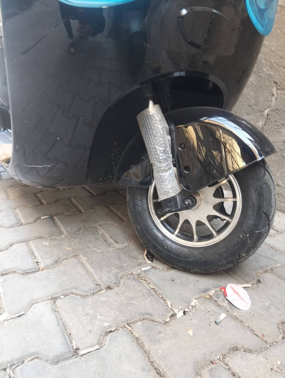 دراجه ثلاثيه شحن استعمال يومين فقط بعدها بجيسها كلشي شغال وبيها 3 مقاعد وماسحه جام شاشه شغاله قفل السرعه 50 6 بطاريات كبار ملف 1500 سعر مليون وميه مكاني شارع حيفا رقم الهاتف ***********
