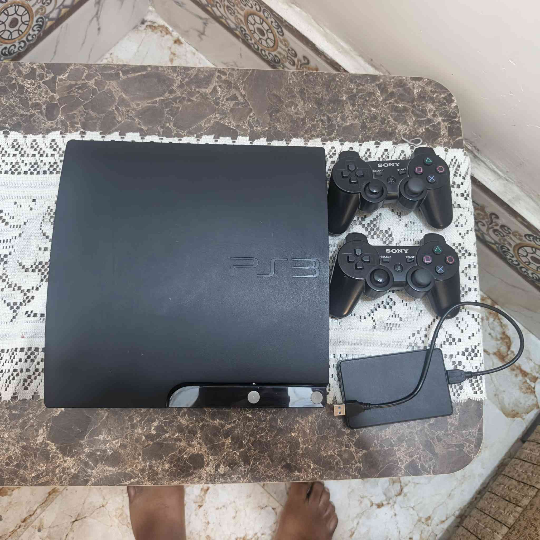 بلي3 مع جوستكات 2اصليه وهارد يحتوي ع 50لعبه 125وبي مجال قليل‏‪***********‬‏ مكاني واسط الصويره
