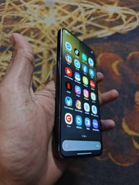 اس 22بلاس ذاكرة 128 فقط الكلاس بيها فطور بسيطة ماماثر نهائي ع الشاشة و...