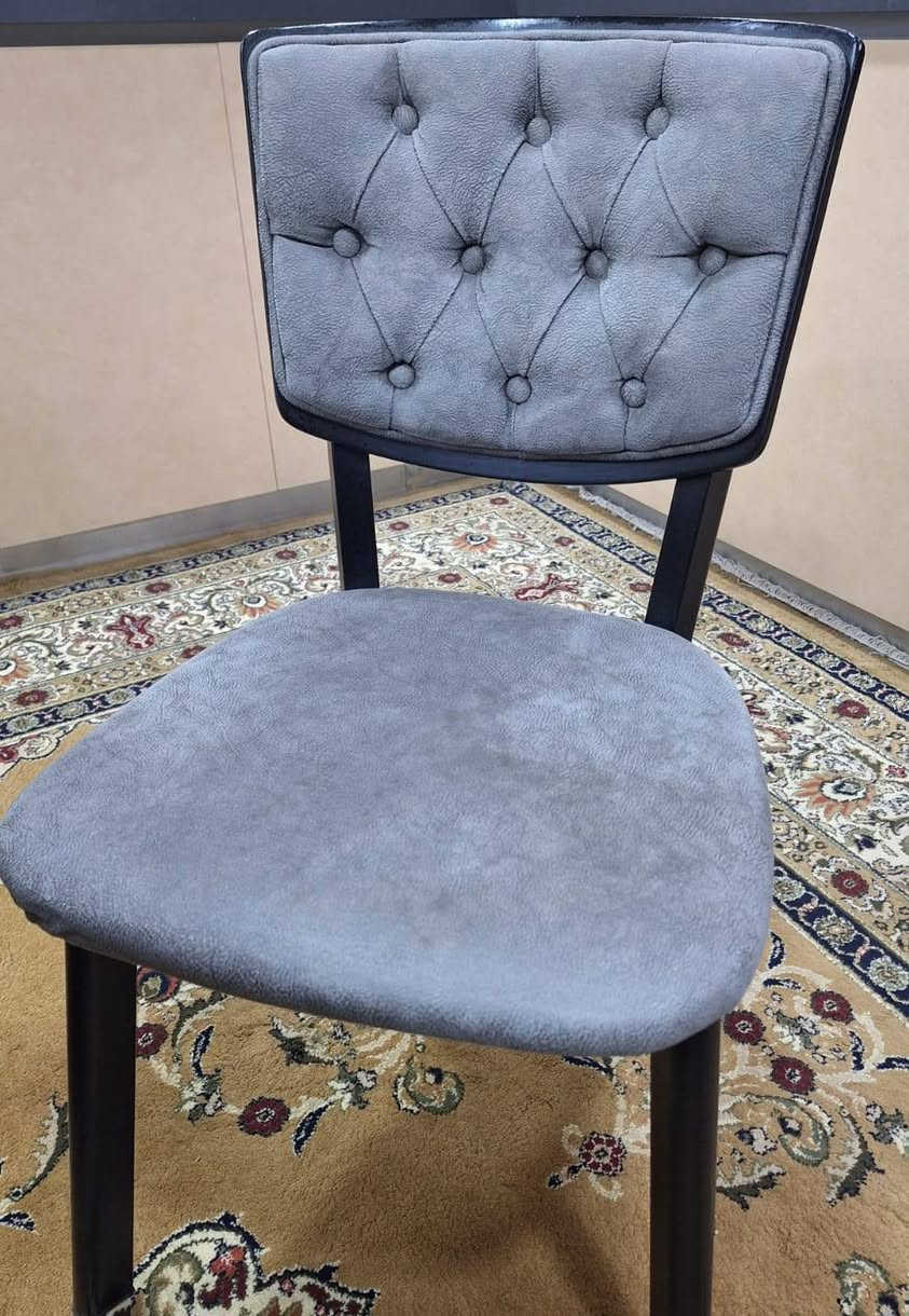 رغم ان سعر الميز ع شرائه كان مكلف جدا (مليون دينار) الميز تصميم هوم سنتر يعني جودة و أناقة و شي راقي و هو نضيف و سليم و بدون أي ضرر مثل ما تشوفون بالصور لكن قررت أنزل بالسعر قدر المستطاع بسبب كثرة شكوى الزبائن عن السعر ( مع اني خسران بي ٦٠٠ ) لكن مع ذلك تقديرا لطلب الكثير من الناس و بمناسبة حلول شهر رمضان الكريم قررت أنزل السعر من ٤٠٠ الى ٣٥٠ 

رمضان كريم على الجميع و صيام مقبول مقدما


**إذا كنت صاحب هذا الإعلان وتريد حذفه لأي سبب، رجاءا أرسل رسالة إلى الدعم الفني**