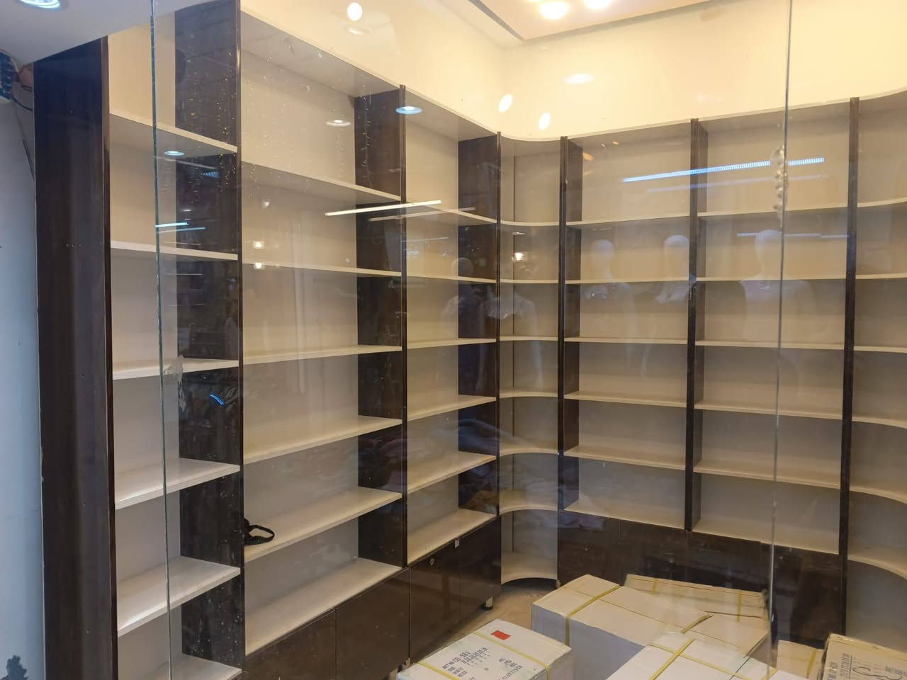 رفوف جديد للبيع 10 فاترينات الطول 2.5 متر 
للاستفسار الاتصال واتساب ***********
