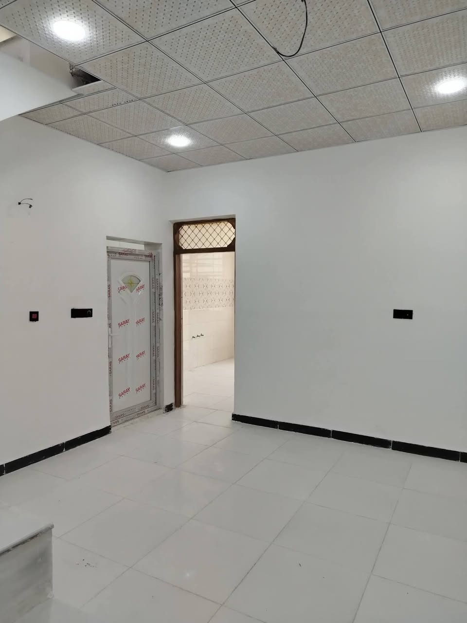 دار للبيع مساحه 100متر طابو زراعي سند 25 فول بناء
الدار موقعه جدآ ممتاز خامس دار عن الشارع الرئيسي شارع المطار القديم وعرض الفرع 10 متر وكافه الخدمات متوفره 

اساس صب بناء طابوك جمهوري سقف صب 
يحتوي الدار على 
غرفه وصاله ومطبخ واستقبال مغاسل داخليه و خارجيه 

الموقع الكوفه البراكيه شارع المطار القديم مقابيل صيدليه صفاء عبد الرضا 
السعر تم التخفيض من 47وبي مجال إلى 43 وبي مجال 
للتواصل الاتصال على الرقم *********** أو مراسلة الصفحه واتساب متوفر مكتب الياسري للعقار والمقاولات
