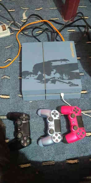 سلام عليكم
بلي4 النسخه النادره تشاركز
بي ١٣ لعبه مهكر ويشتغل اقراص هم عادي
وويا ٣جوستكات وويراته كامل شرط فحص
بي بيس ٢٦وفيفه٢٦وجي تي اي وهواي العاب
مكاني الكوت الشراي يعلق لو يتصل***********
