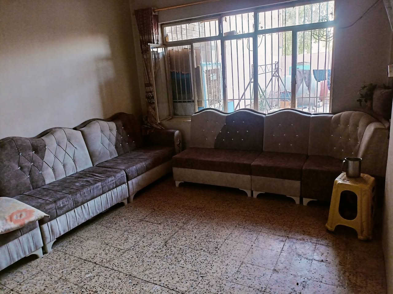 السلام عليكم
للبيع...للبيع...للبيع

🟥🏠دار سكني ملك صرف طابقين.

📜 سند طابو الايمن شرط التحويل.

🟩التفاصيل:-- 

☑️الطابق الأول: 3غرفه نوم 2ستقبال ومطبخ ومشتملات وهول وكراج 

✅الطابق الثاني:- 4غرف نوم ومشتملات سطح عالي سطح ناصي

1️⃣🟦📐المساحة::-234 متر بل سند
وقع حال 297متر

2️⃣🌍الموقع:- حي الثوره عل سيدين الوسطيه قريب من  منتزه الربيع 
موقع مميز وجيد
         =============================
🔹نستقبل كافة العروض العقارات واستئجار الشقق والمنازل 🔹

3️⃣☎️للاستفسار📞
☎️☎️☎️☎️📞📞📞📞
***********
***********
عنوان المكتب /موصل حي الثورة الشارع الرئيسي العام ضمن محلات قصر هكوري مجاور دهونات العلم
