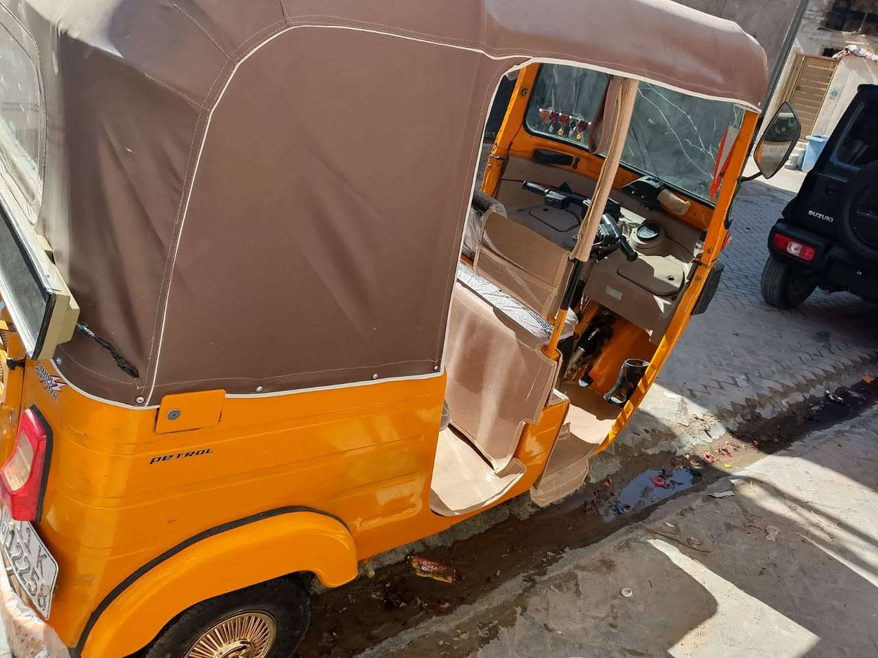 سلام عليكم تكتك للبيع موديل 20 تكتك نضيفه بسمي عارضها ب 7 وبيها مجال مكان مدينة  الصدر الرقم ***********
