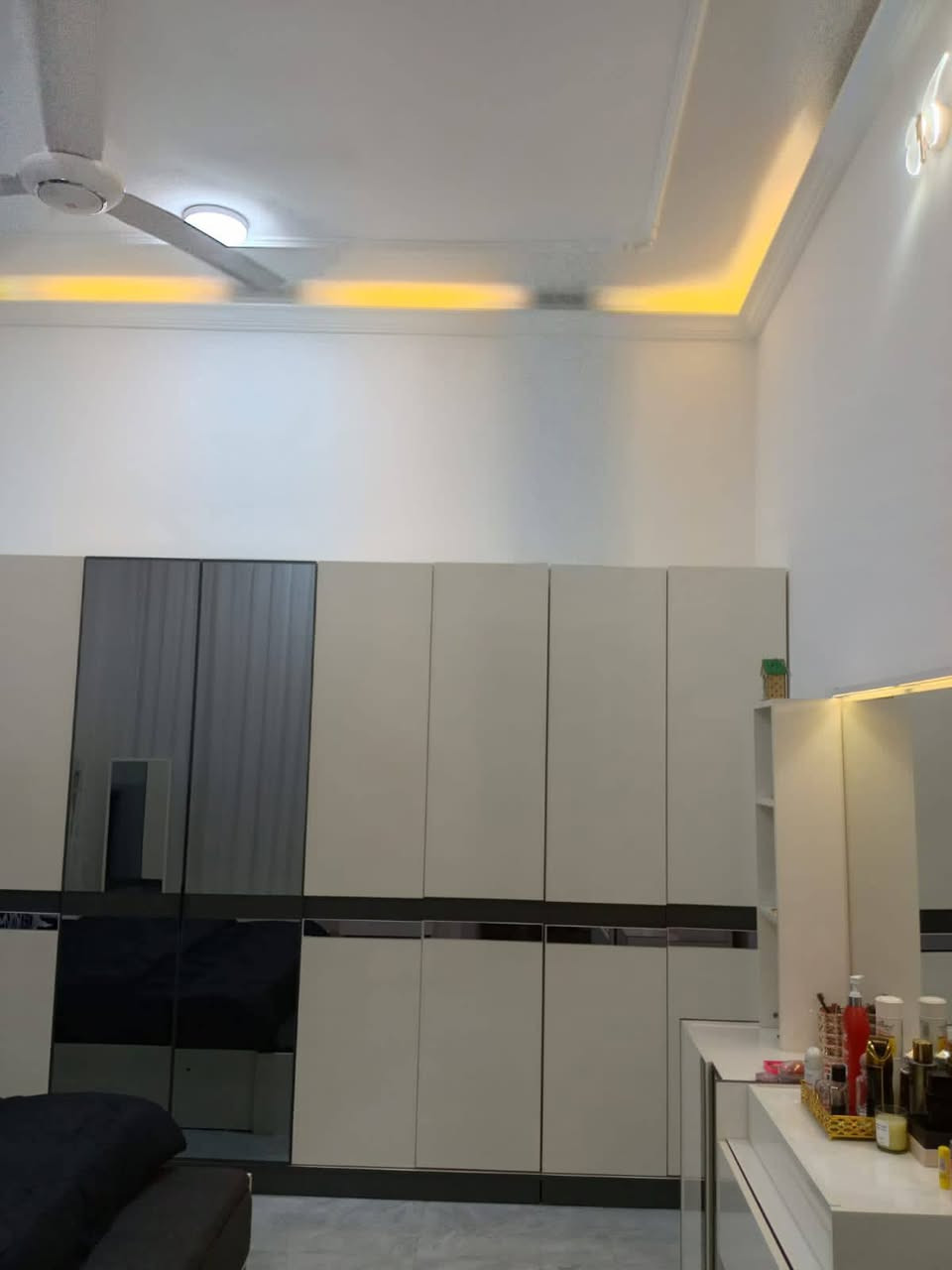 بيت للبيع طابقين 

العنوان الرمادي شارع40 خلف جامع الواثق 

مساحه 220متر 

طابو زراعي تحويل مباشر 

شارع 10متر 

بناء طابوك الطابقين 

محتويات الدار استقبال صاله حمامات داخليه وخارجيه كراج غرف نوم عدد 4

الاتصال ‏‪***********‬‏

عنوان المكتب خلف العاب السندباد
