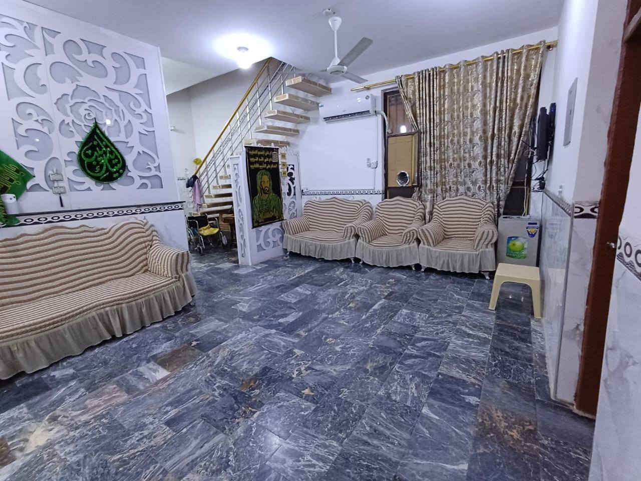 السلام عليكم بيت للبيع حله حي الزهراء شارع غسل بغداد المساحه 200متر سند 25 زراعي  تبليط ومجاري باب البيت ***********
