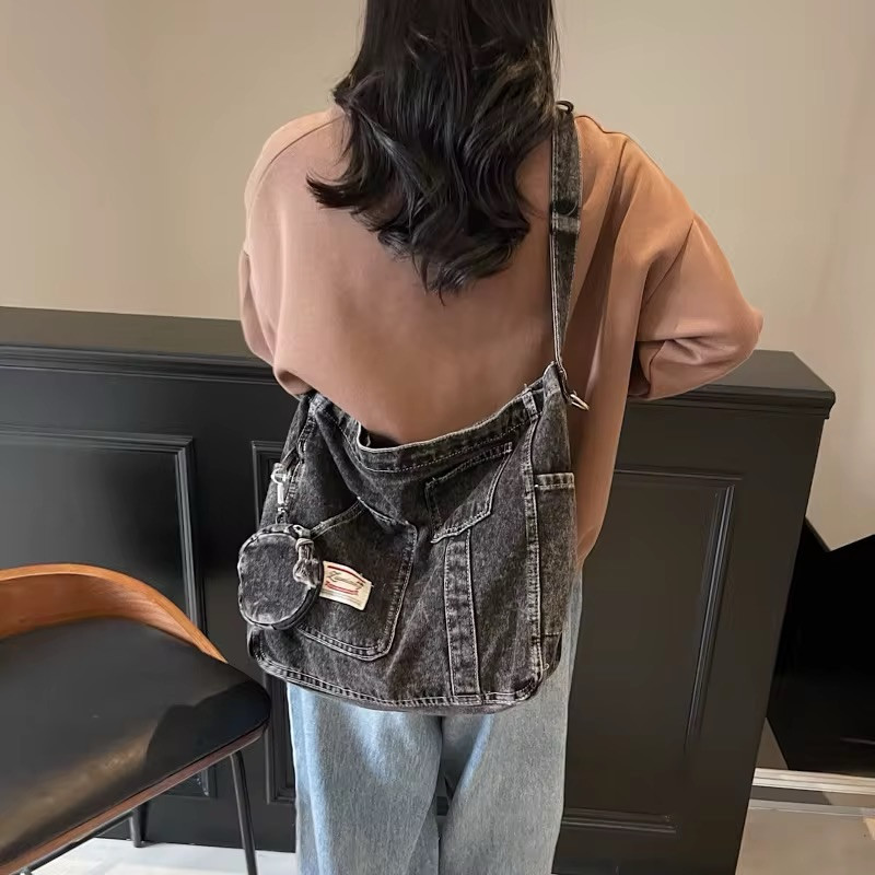 ⁨	✨ حقيبة جينز عملية وعصرية ✨

👜 خامة جينز مميزة بتصميم كاجوال يناسب الطلعات والاستخدام اليومي
🤍 واسعة وتكفي أغراضك الأساسية بكل راحة
🎁 مرفق وياها البوچ الصغير مثل ما موضح بالصور

💰 السعر: 18,000 دينار فقط
🚚 التوصيل: 4,000 دينار لجميع محافظات العراق
✅ ضمان فحص القطعة أمام المندوب قبل الاستلام

📩 للحجز أو الاستفسار راسلينا على الخاص، والكمية محدودة 💕⁩
. 
. 
. 
. 
. 
#jeans #جينز #حقيبه #جنطه #اكسبلور_explore


**إذا كنت صاحب هذا الإعلان وتريد حذفه لأي سبب، رجاءا أرسل رسالة إلى الدعم الفني**