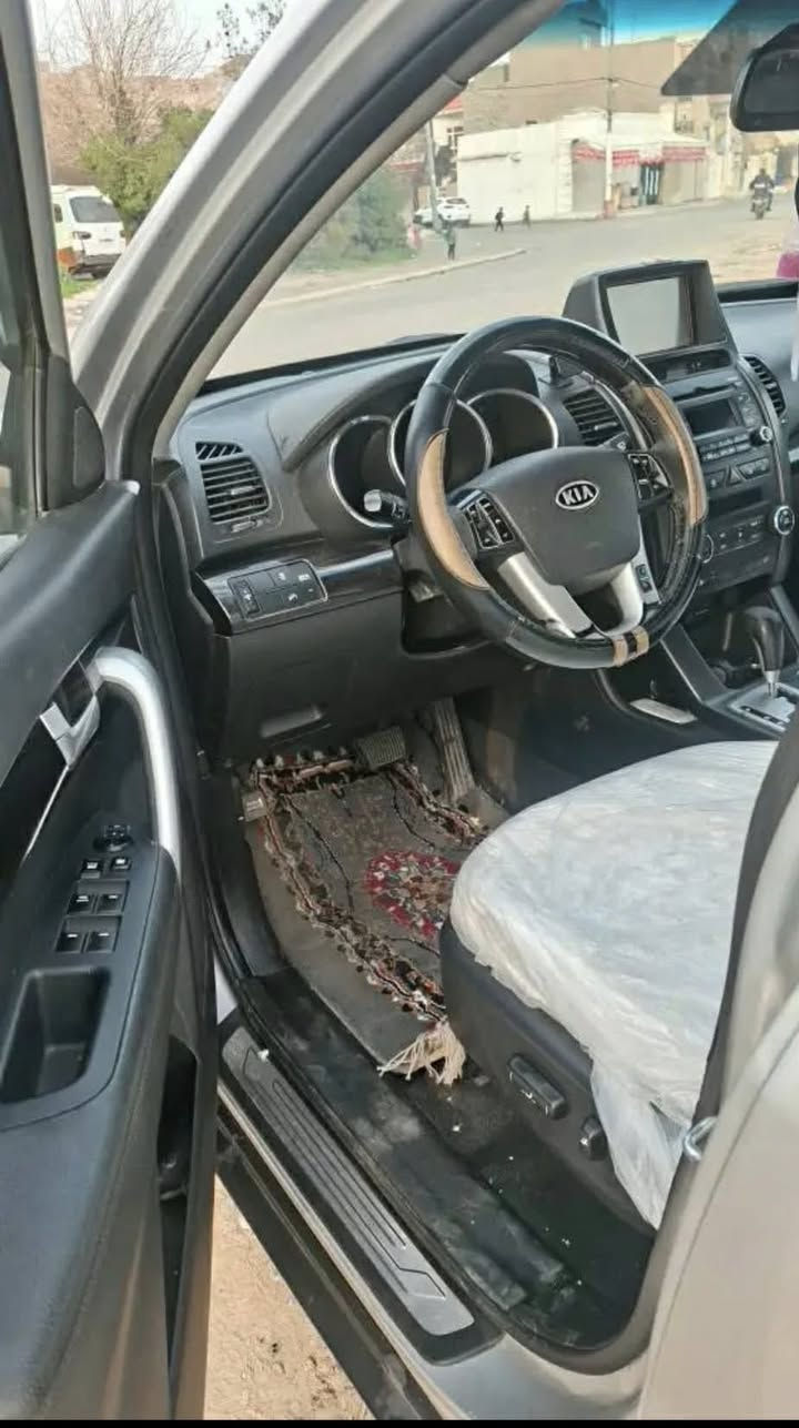 بەناوی خودا کیا سورینتۆ گازە
چوار بستۆنە
بەسمەیە
سێ ڕیز کوشنە
دەرگاکانی بەسمەیە
کوشن سارد و گەرم
حاسەیە ٢٠٠٩ماشەڵالۆک لۆکە ژ.م(***********)(***********)
