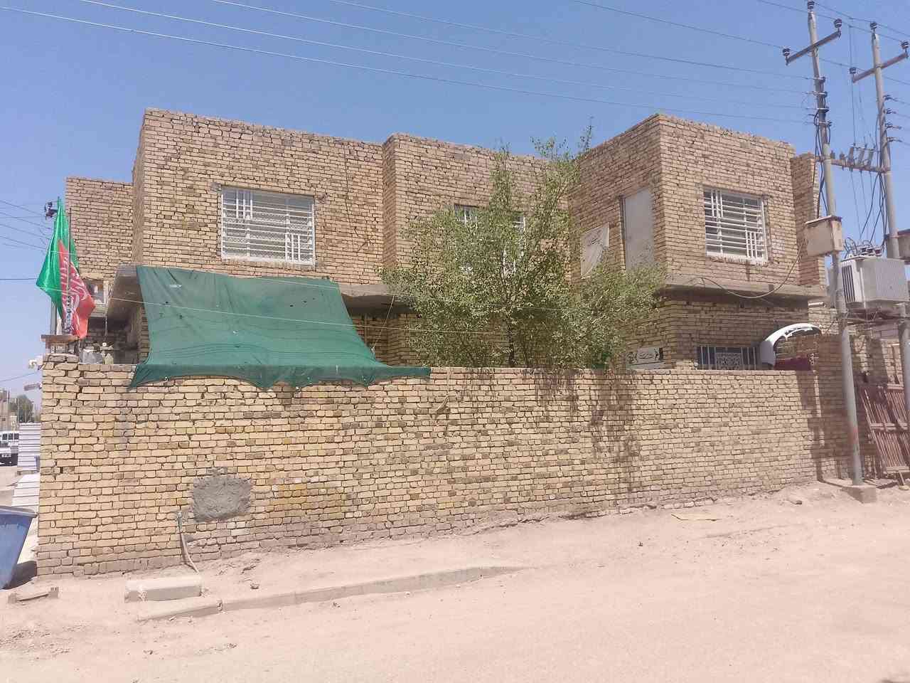 مرخصت لإدمن سلام عليكم للبيع فقط بيت 200متر طابو صرف مطلوب 30 مليون للسكان بيت طابقين طابق اول صب و طابك ثاني عكاده بيت يحتوي على غرف نوم عدد 2 جوه وحده محل و ثانيه غرفت نوم و طابق ثاني عدد 3 غرف ثنين كاملات و واحده بس صبغ و غرفه 4 فوق غير مبنيه  بيت ركن مكان البيت منطقة حي النداء التواصل رقم ***********
