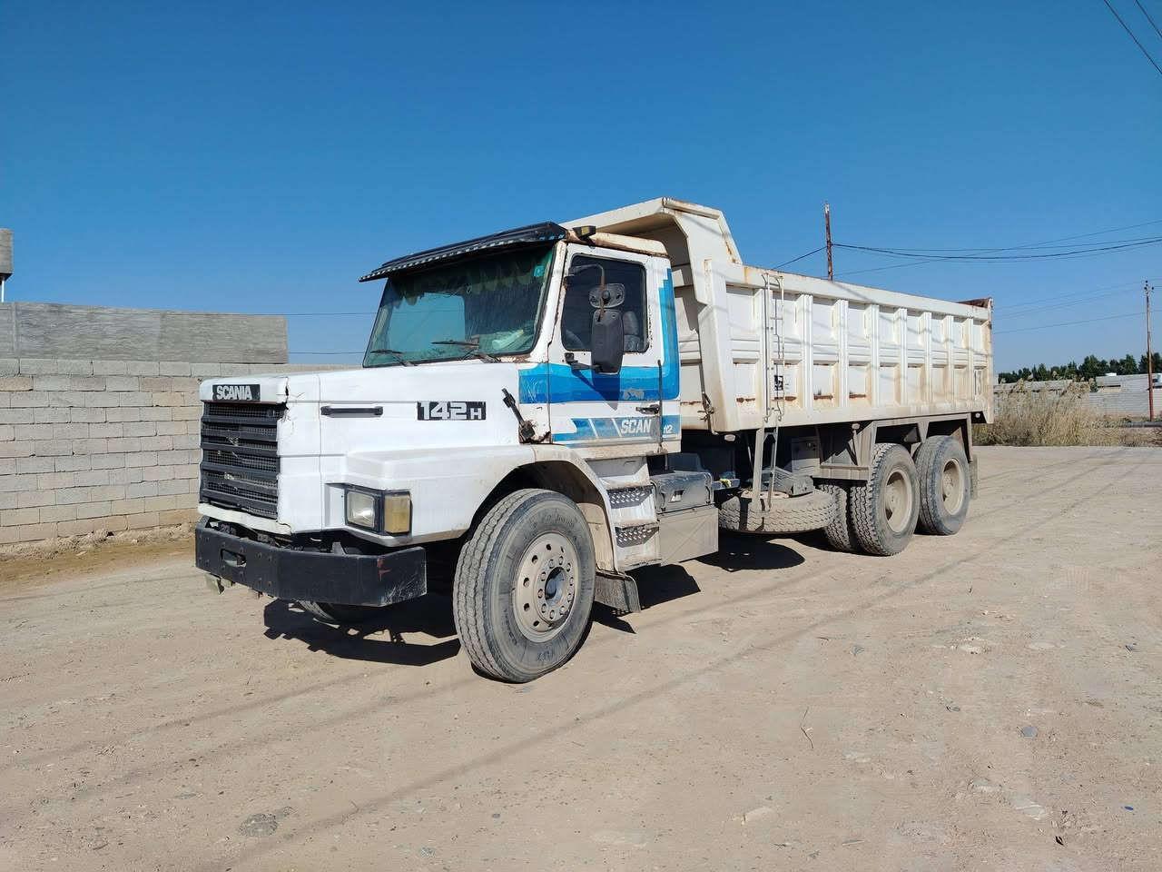 السلام عليكم // للبيع سكانيه رقم بغداد شاصي بلادي مجموعه باجر 19 مكينه 13/ كير 5/5 تخم تاير حداديه جديده  *********** / ***********
