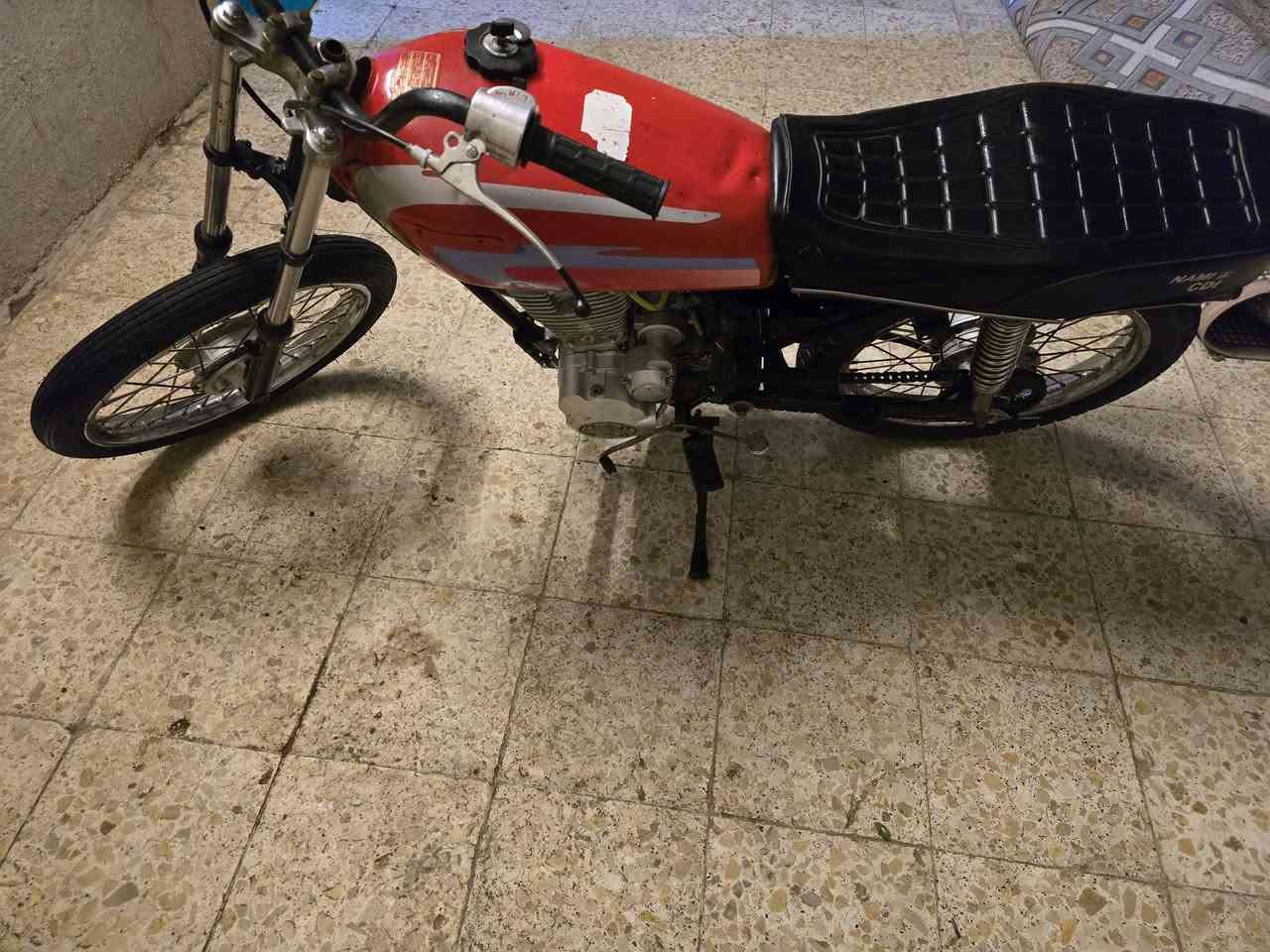 ايراني للبيع شاصي نامه الأصلي مكفول محرك MTR خمسه كير محرك يدخن عوزه بستم فقط والويل الوره بيه طسه عوزه تصفيه سعر 300 وبيها مجال عنوان عماره يم الاسكان رقم بيه وتساب فقط ***********
