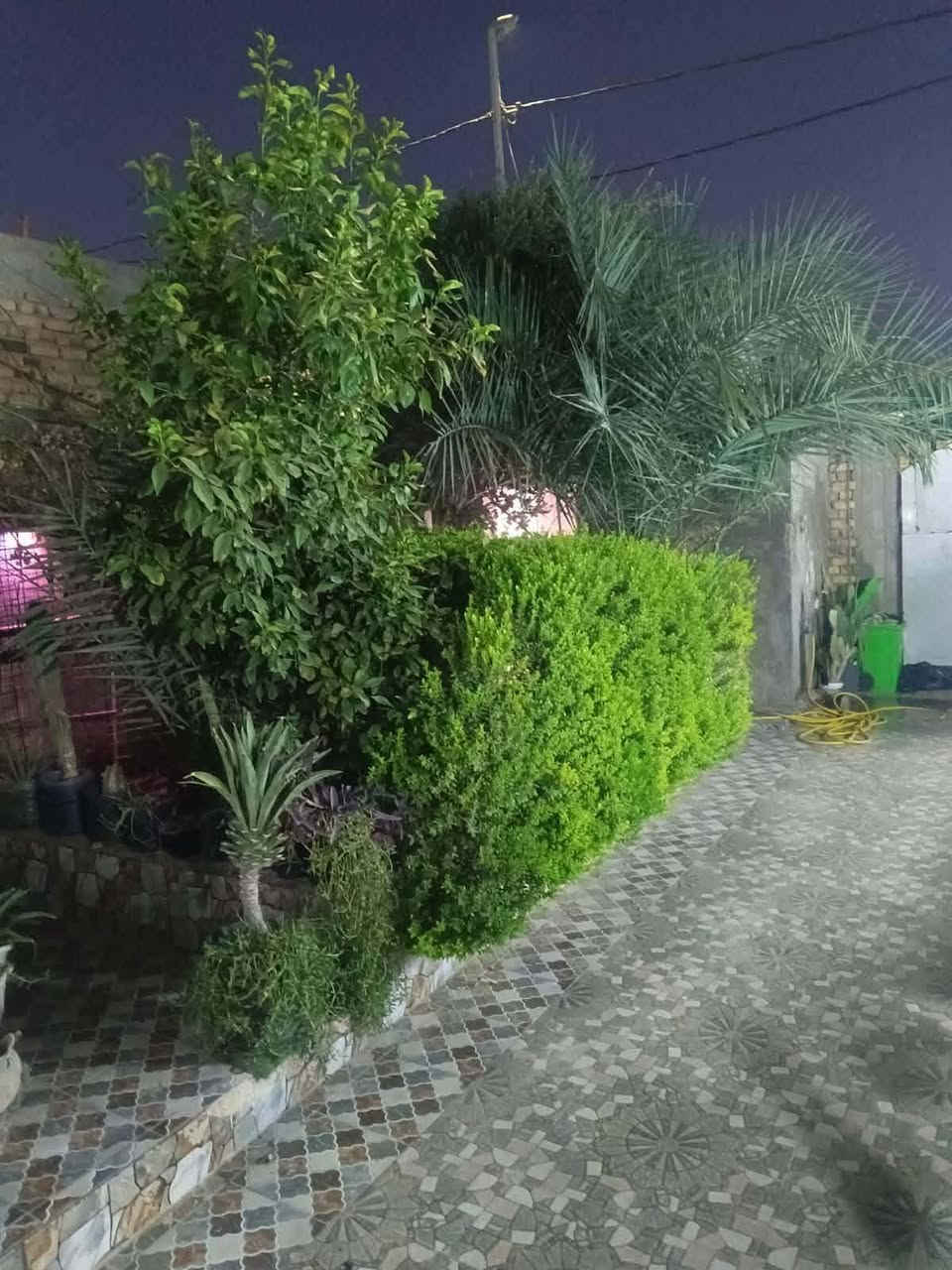 #عقار  #للبيع بيت طابو صرف مساحه200 م ب (عفك) حي الحسين قرب محطة وقود جنة عفك الأهلية
يحتوي على :-
٤ غرف نوم 
صالتين 
٣مجمعات صحية 
استقبال 
مطبخ 
حديقة خارجية ٦×٦ اساس صب 3 مراحل  سقف عكاده اي استفسار ع خاص ***********
